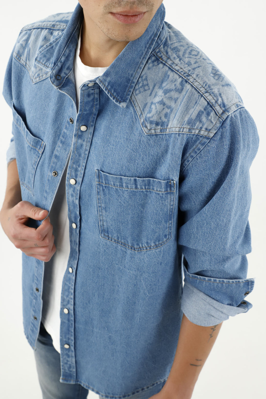 Camisa tipo denim con estampado para hombre