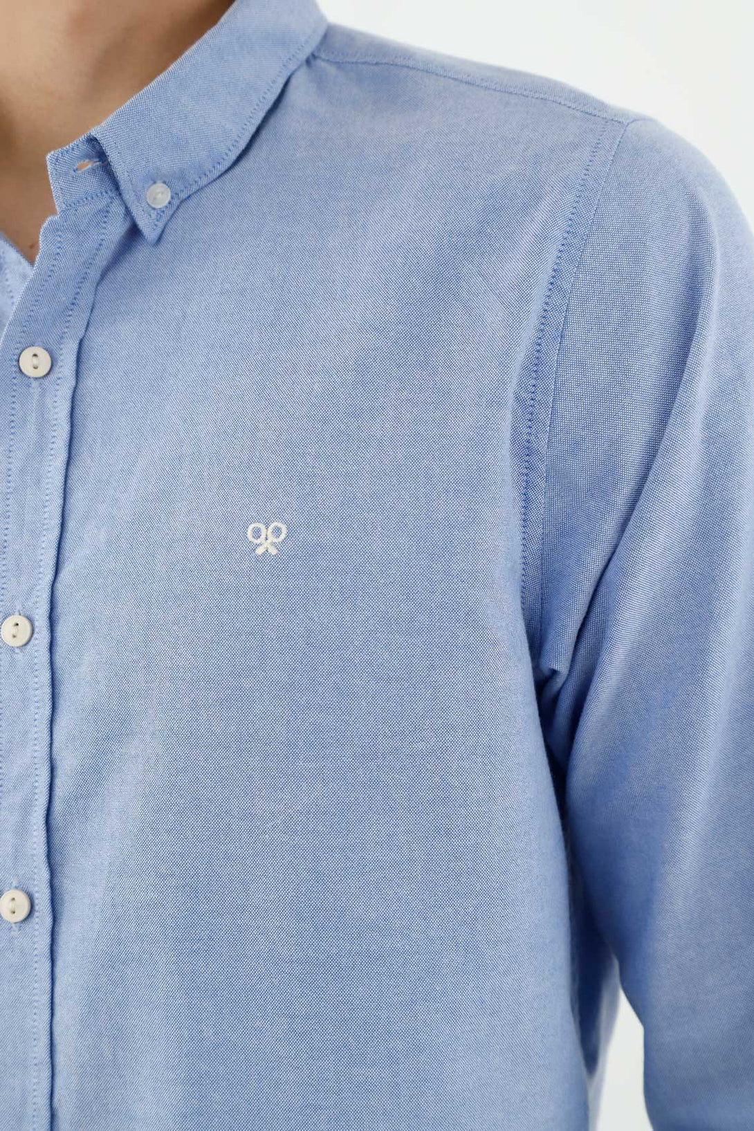 Camisa azul con perilla de botones para hombre