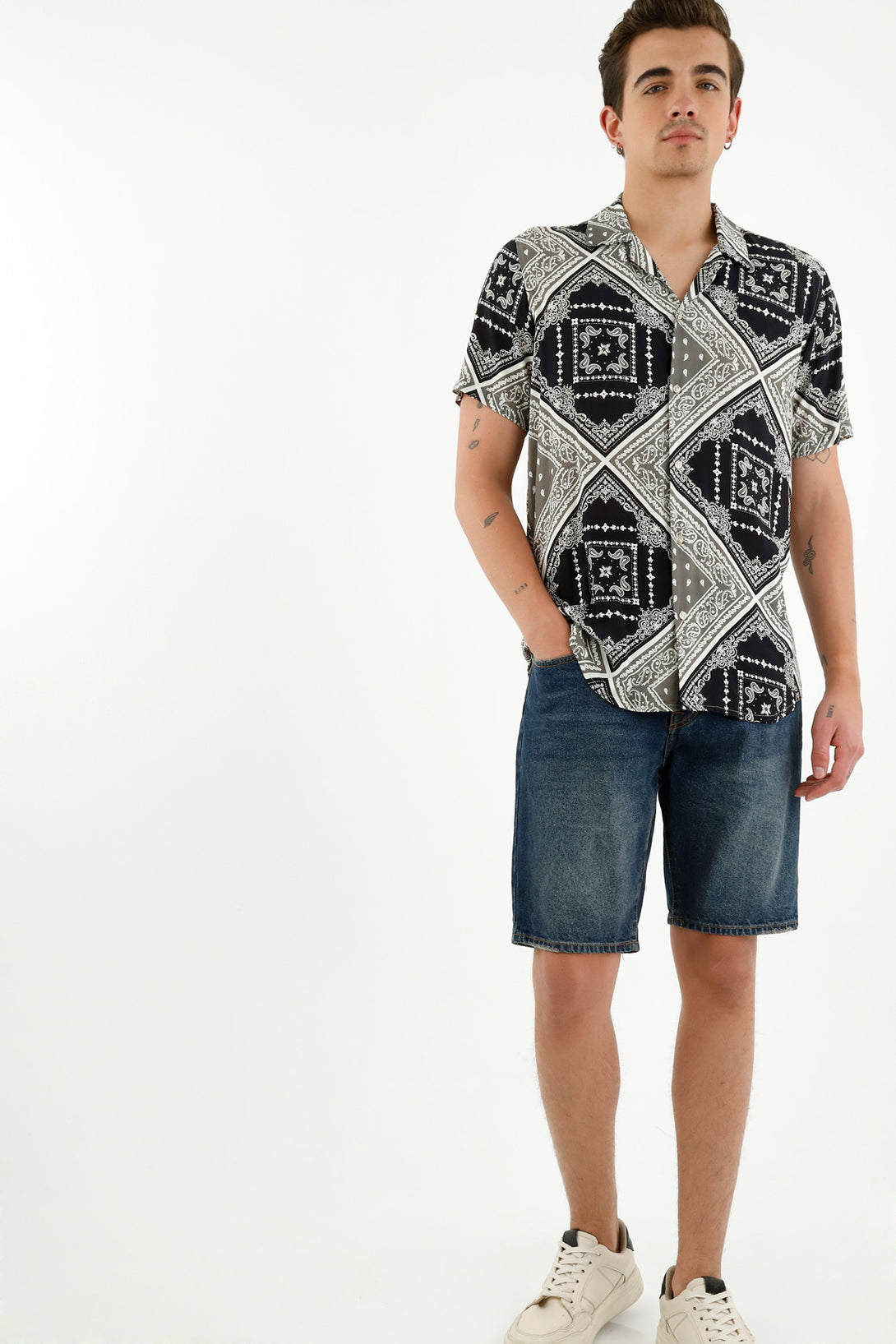 Camisa estampada con ruedo asimétrico para hombre