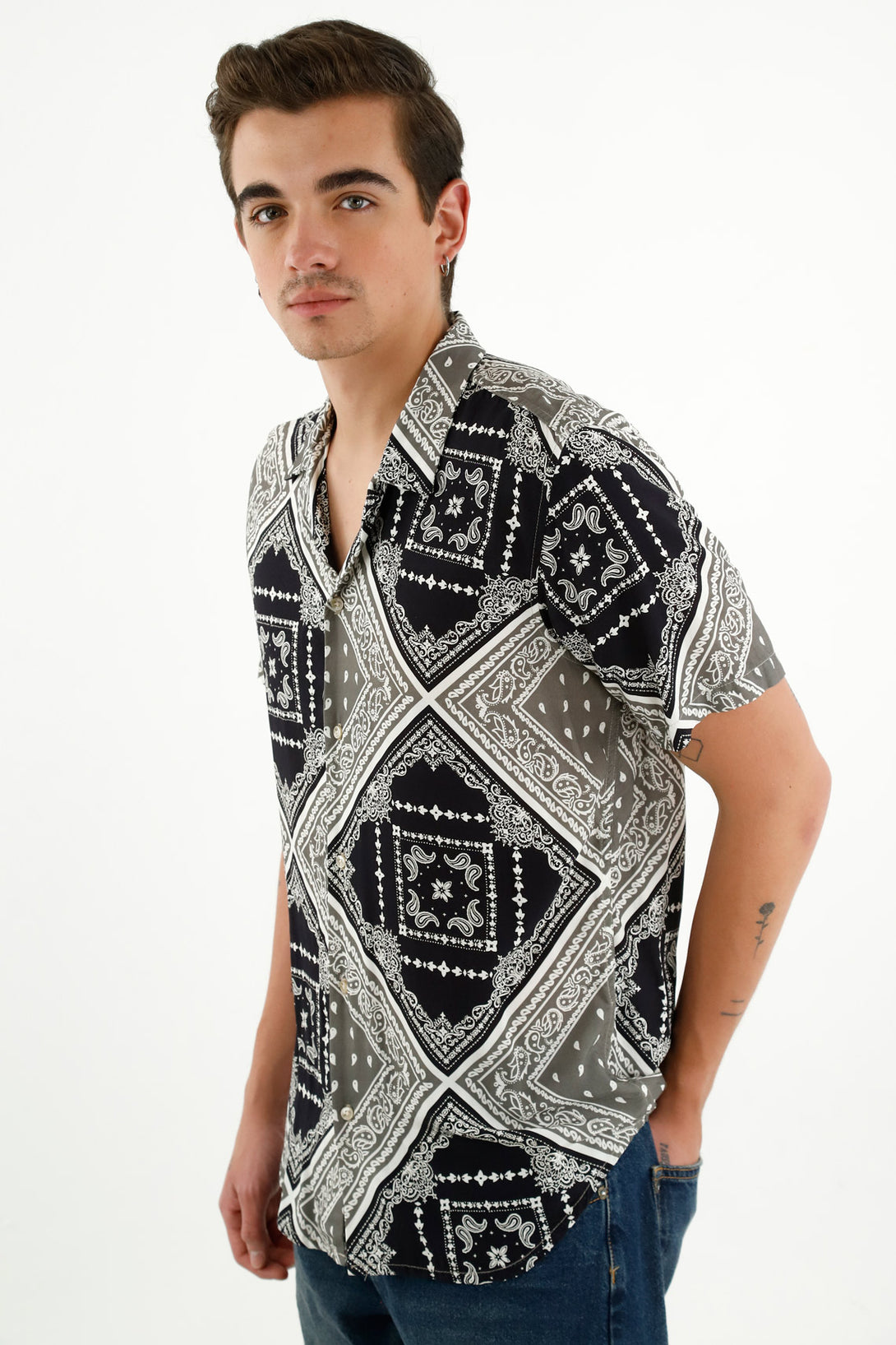 Camisa estampada con ruedo asimétrico para hombre