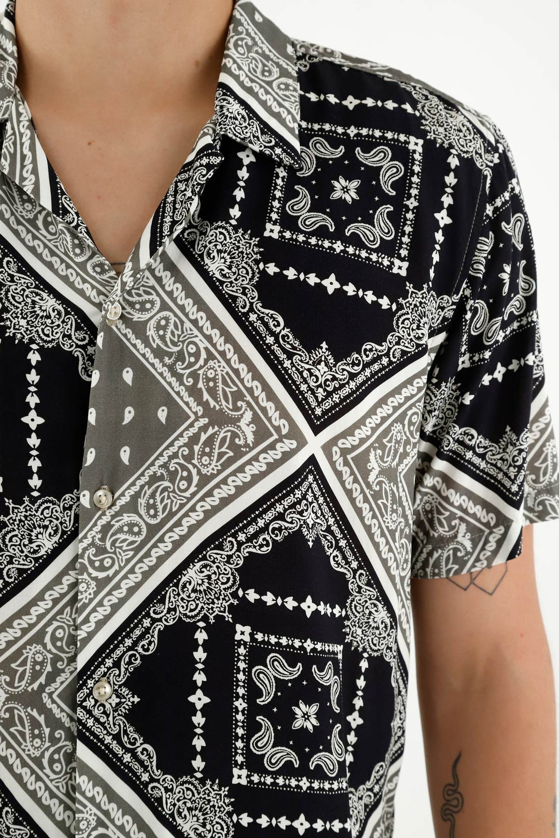 Camisa estampada con ruedo asimétrico para hombre