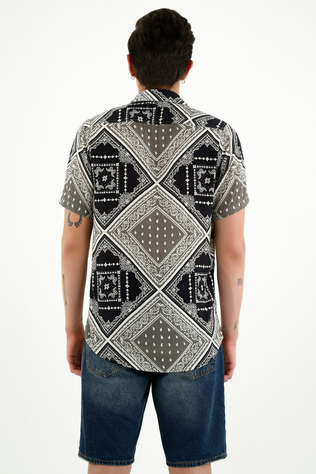 Camisa estampada con ruedo asimétrico para hombre