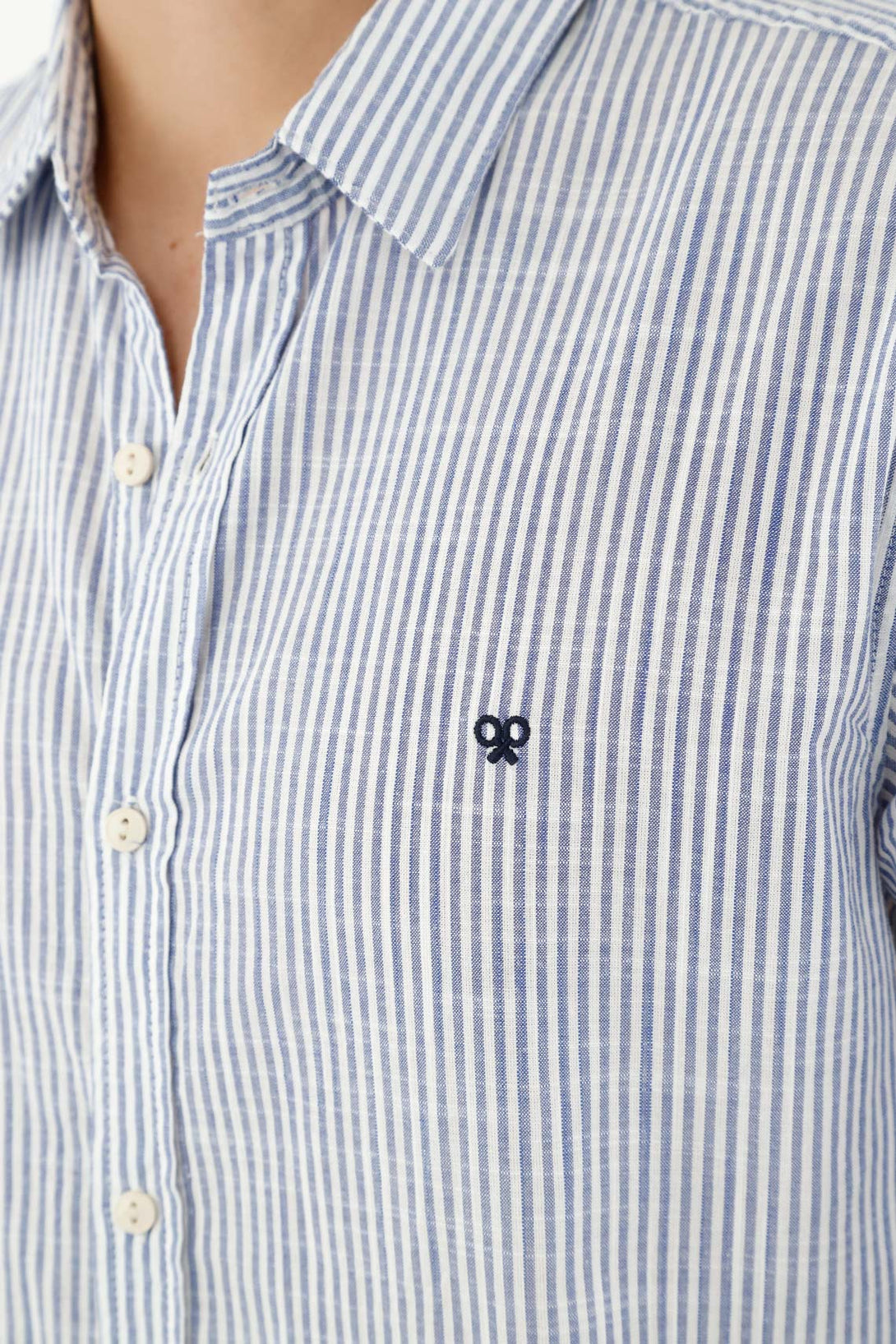 Camisa cuello clásico azul para hombre