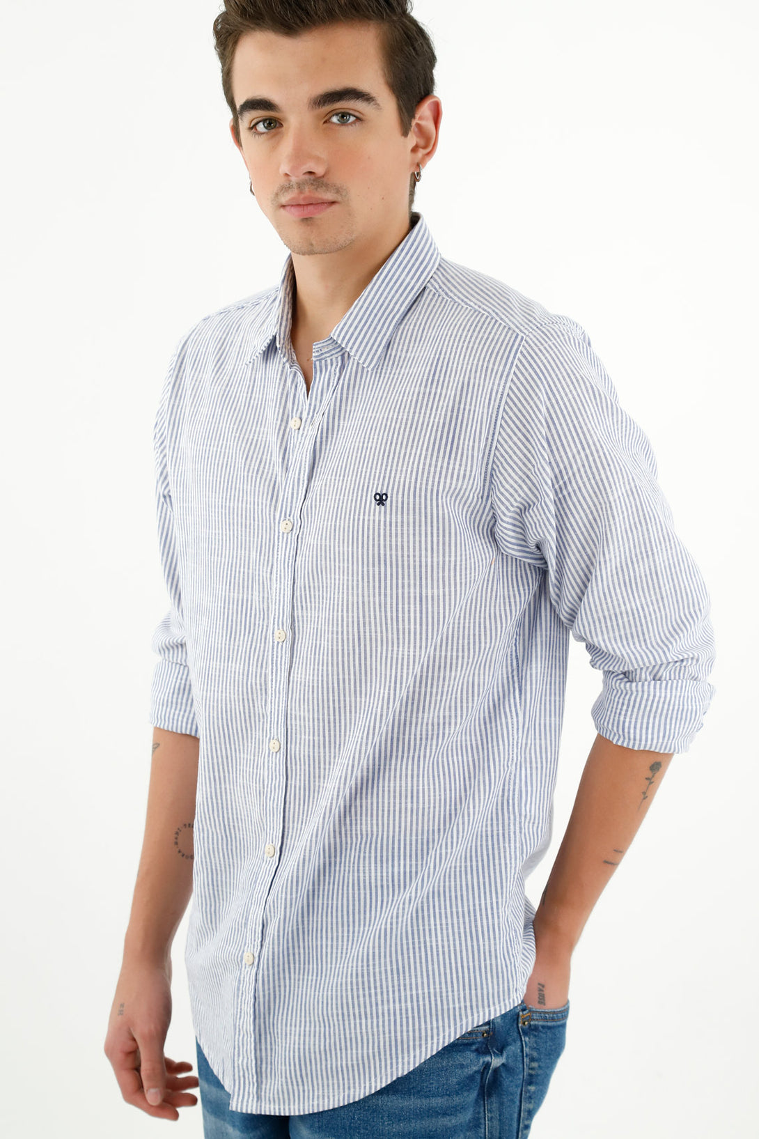 Camisa cuello clásico azul para hombre