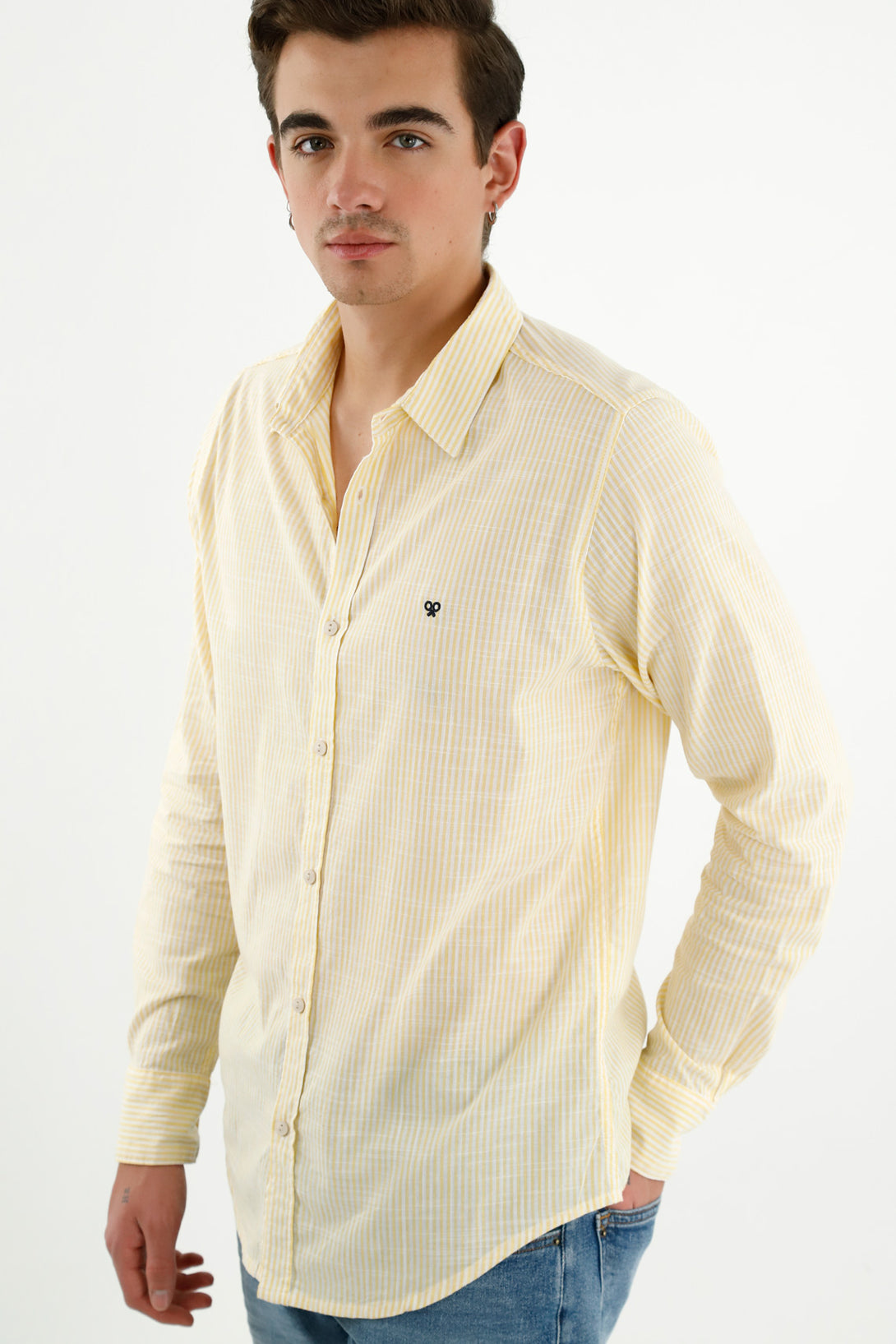 Camisa cuello clásico amarilla para hombre