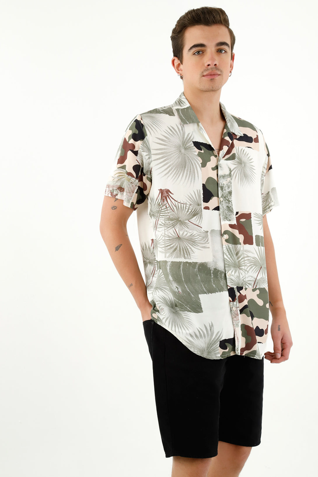 Camisa estampada con ruedo asimétrico para hombre