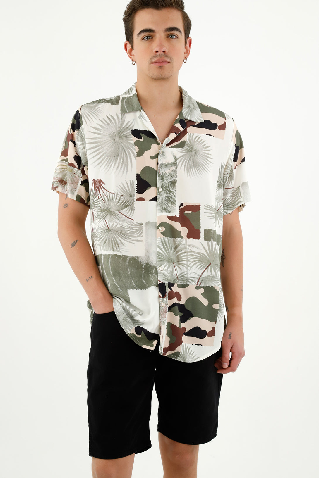 Camisa estampada con ruedo asimétrico para hombre