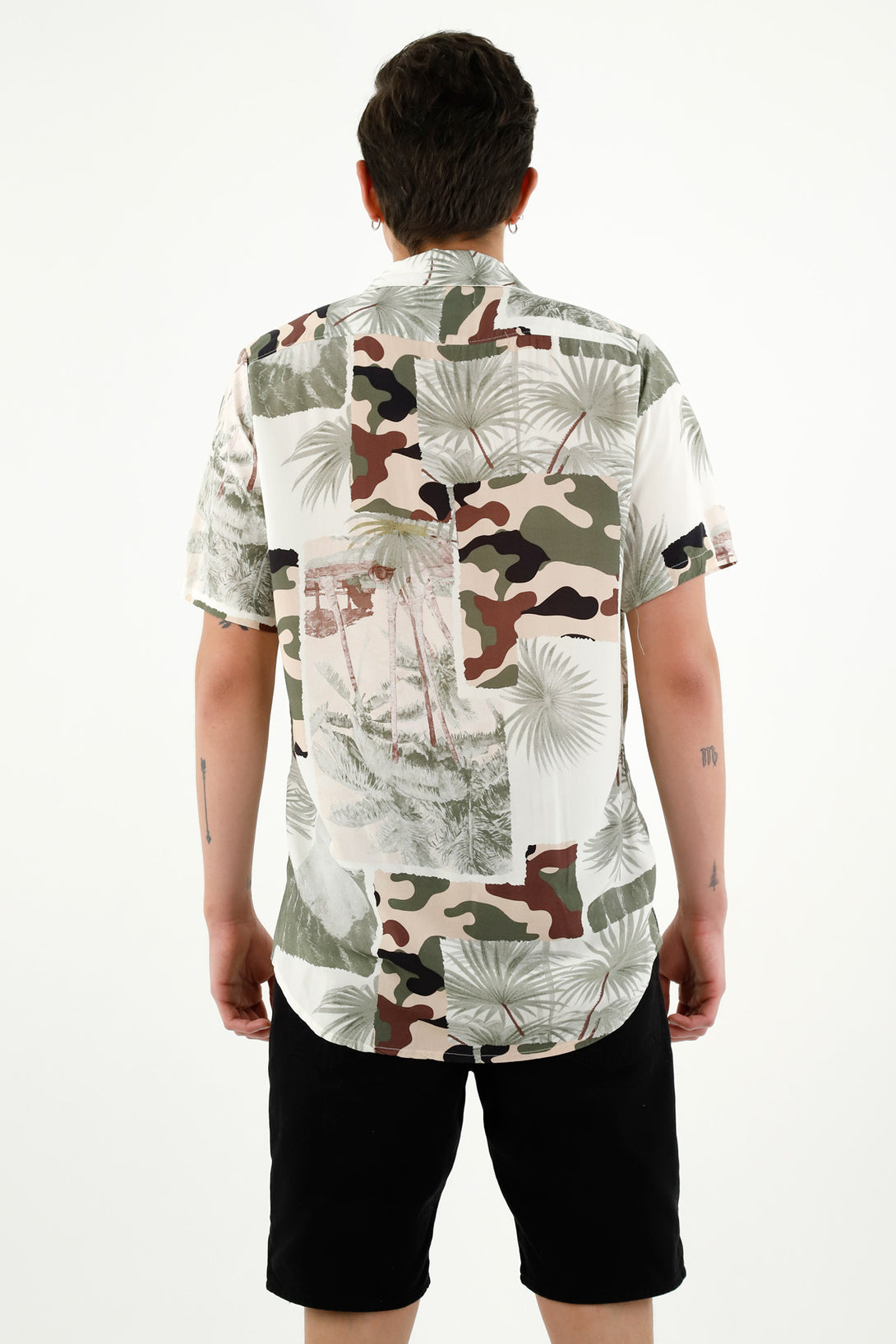 Camisa estampada con ruedo asimétrico para hombre