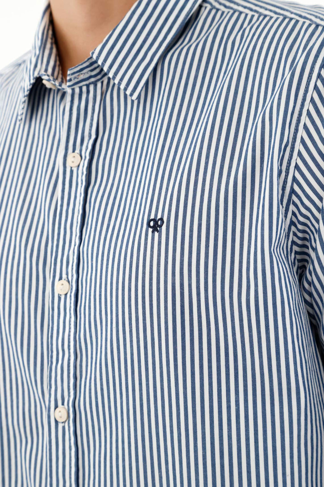 Camisa preteñida azul para hombre