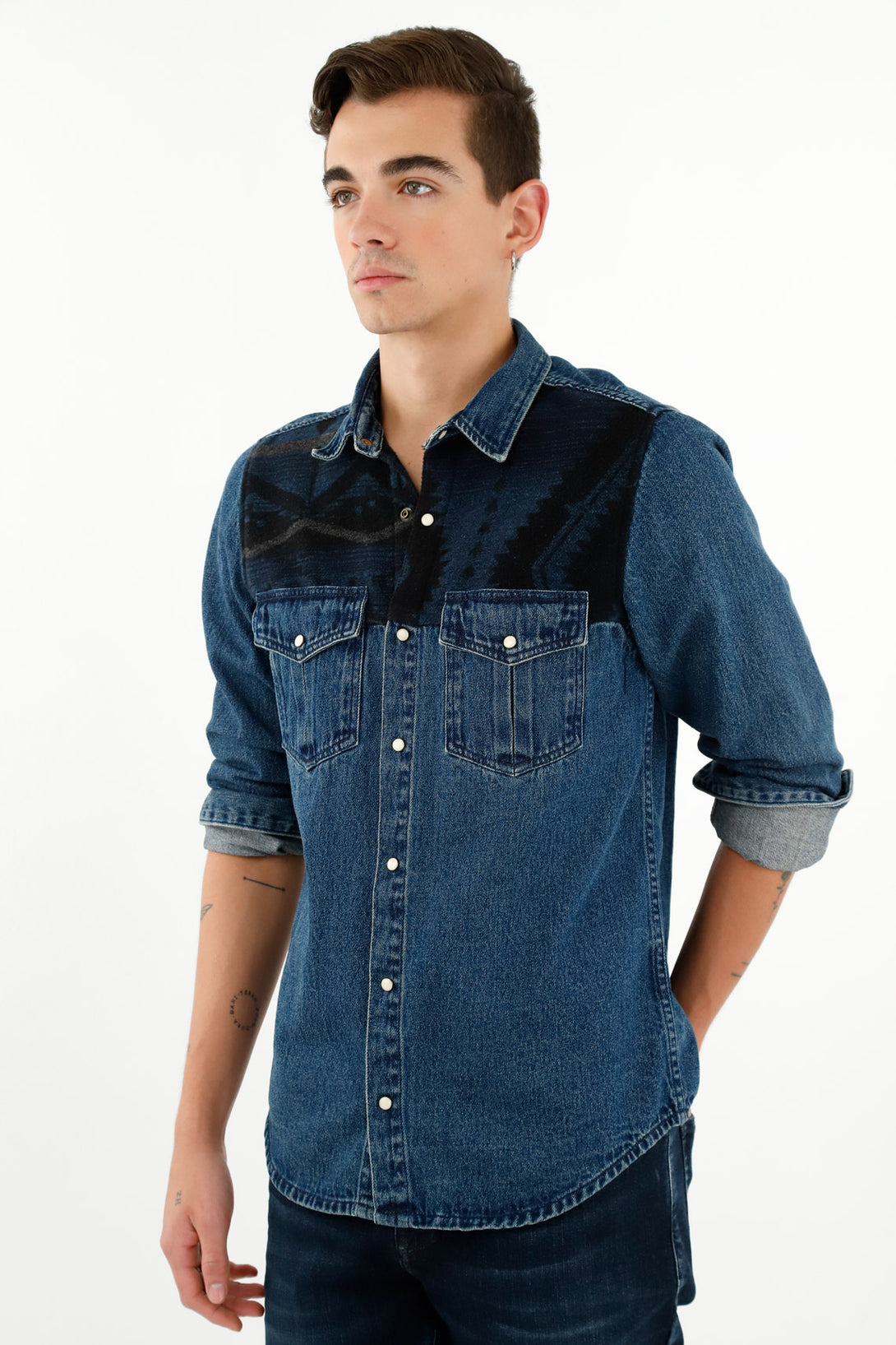 Camisa azul con prense decorativo para hombre