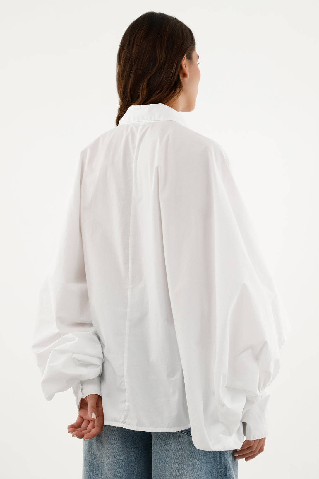 Camisa blanca con manga tipo murciélago para mujer