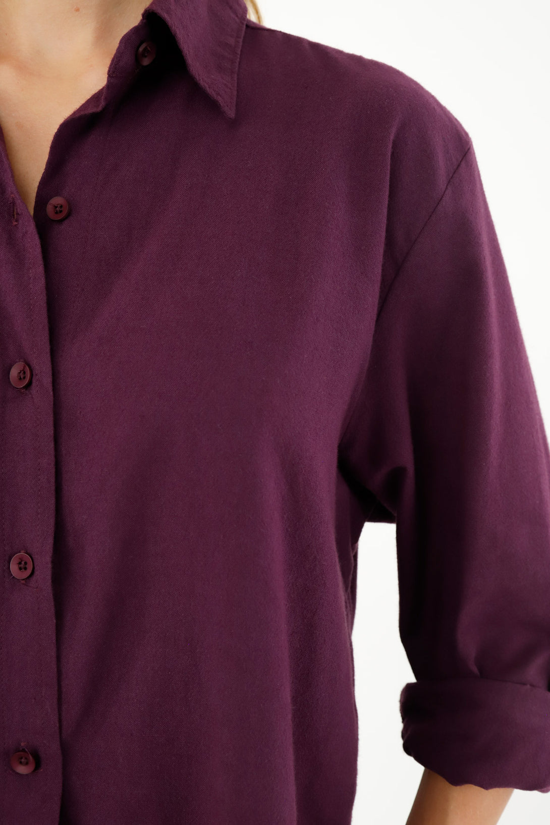 Camisa de botones morada para mujer