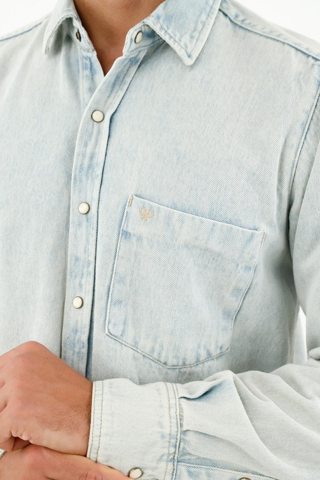 Camisa con bolsillo de parche azul para hombre