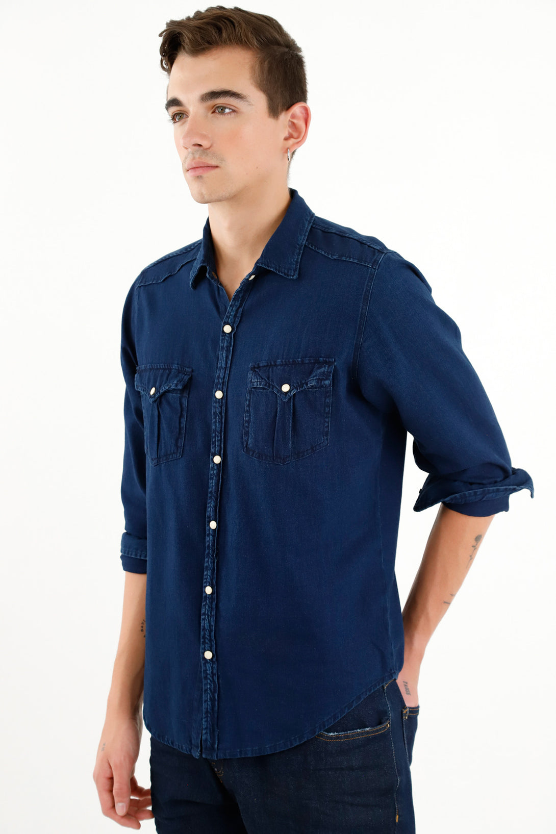 Camisa azul con bolsillos en frente para hombre