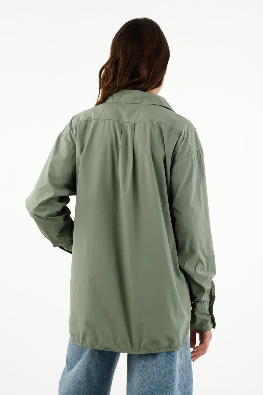 Camisa verde con bolsillos en frente para mujer