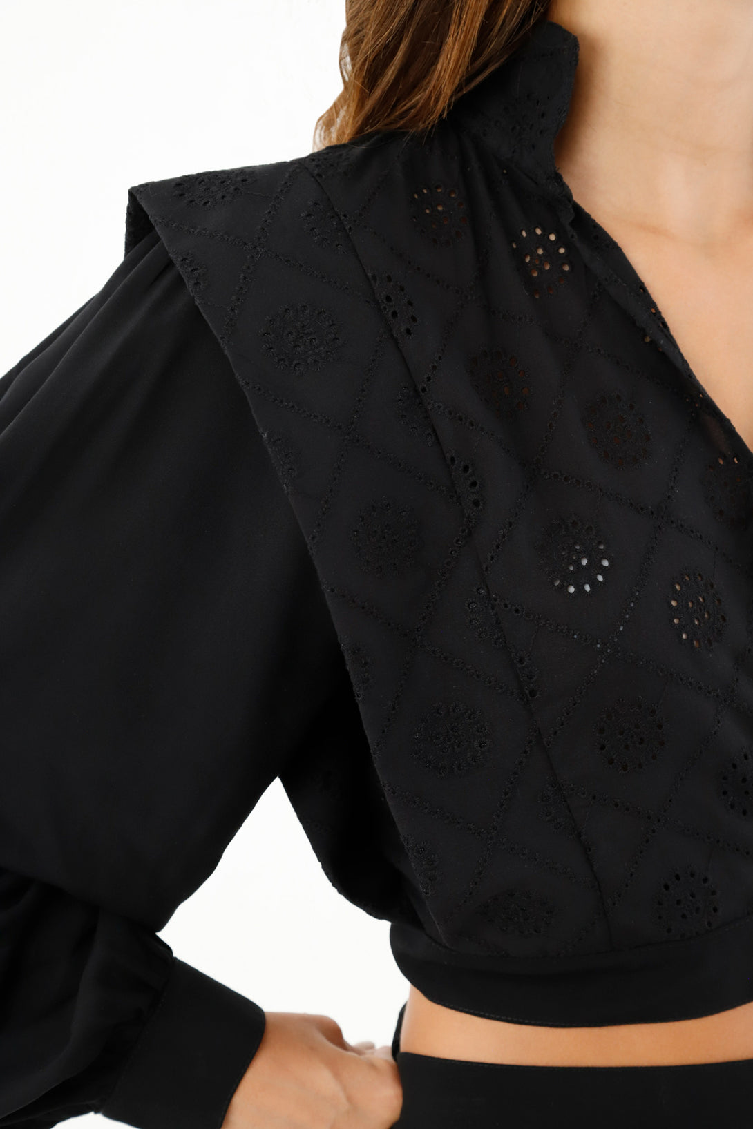 Camisa con detalles desagujados negra para mujer