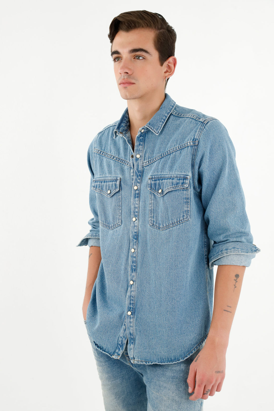 Camisa en denim azul para hombre