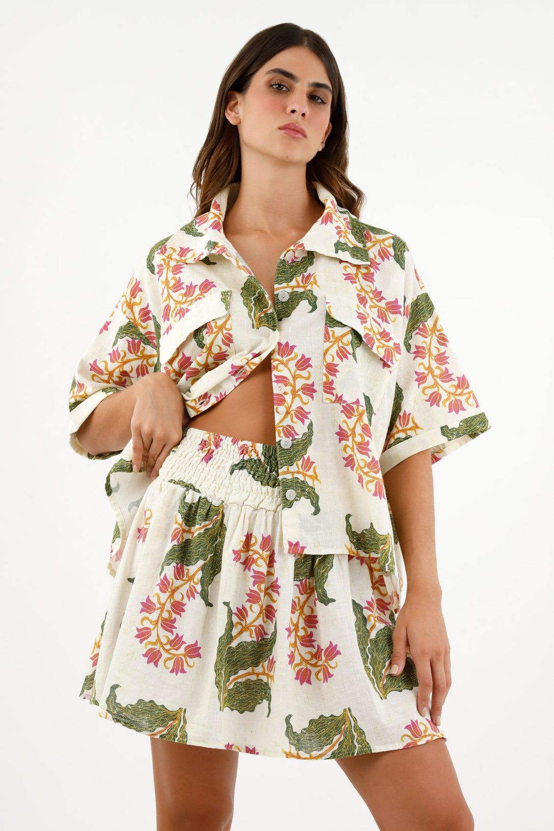 Camisa con estampado de flores para mujer