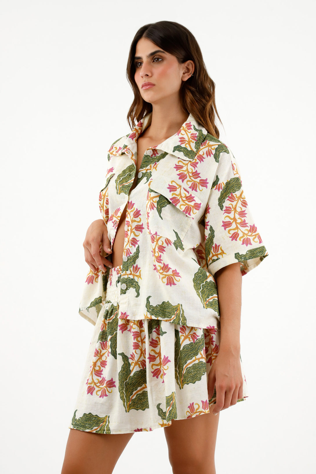 Camisa con estampado de flores para mujer