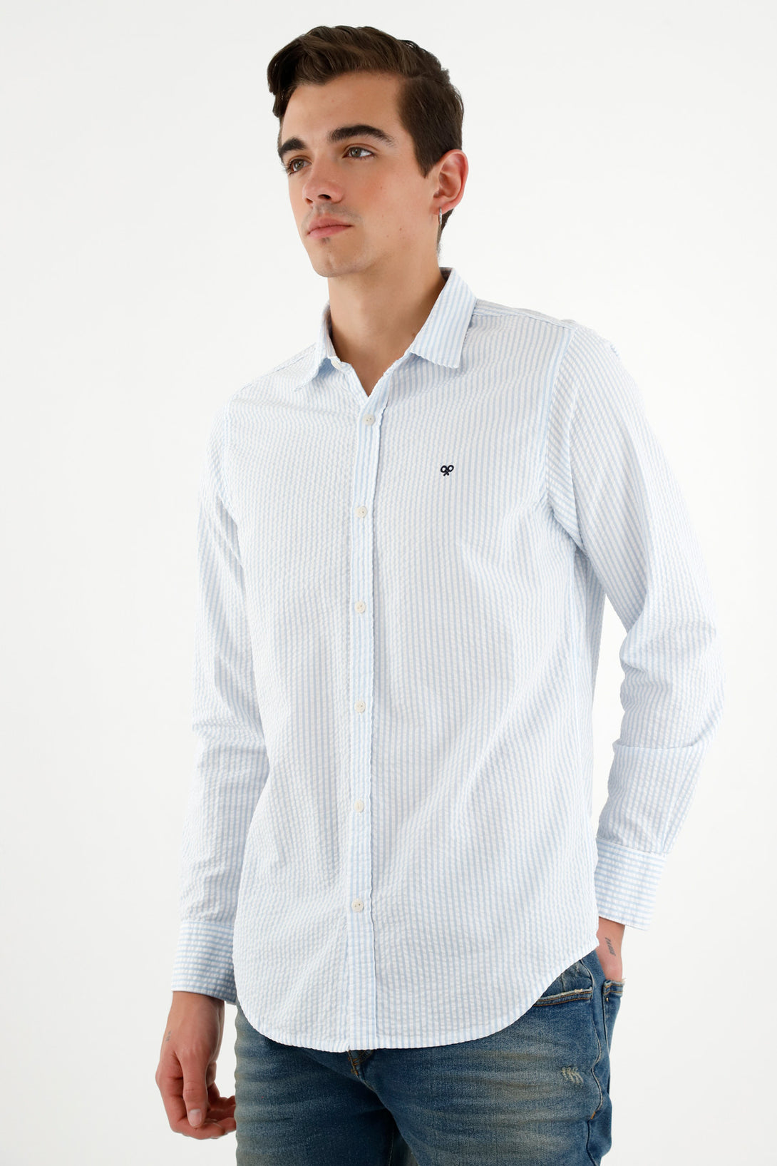 Camisa azul con diseño a rayas para hombre