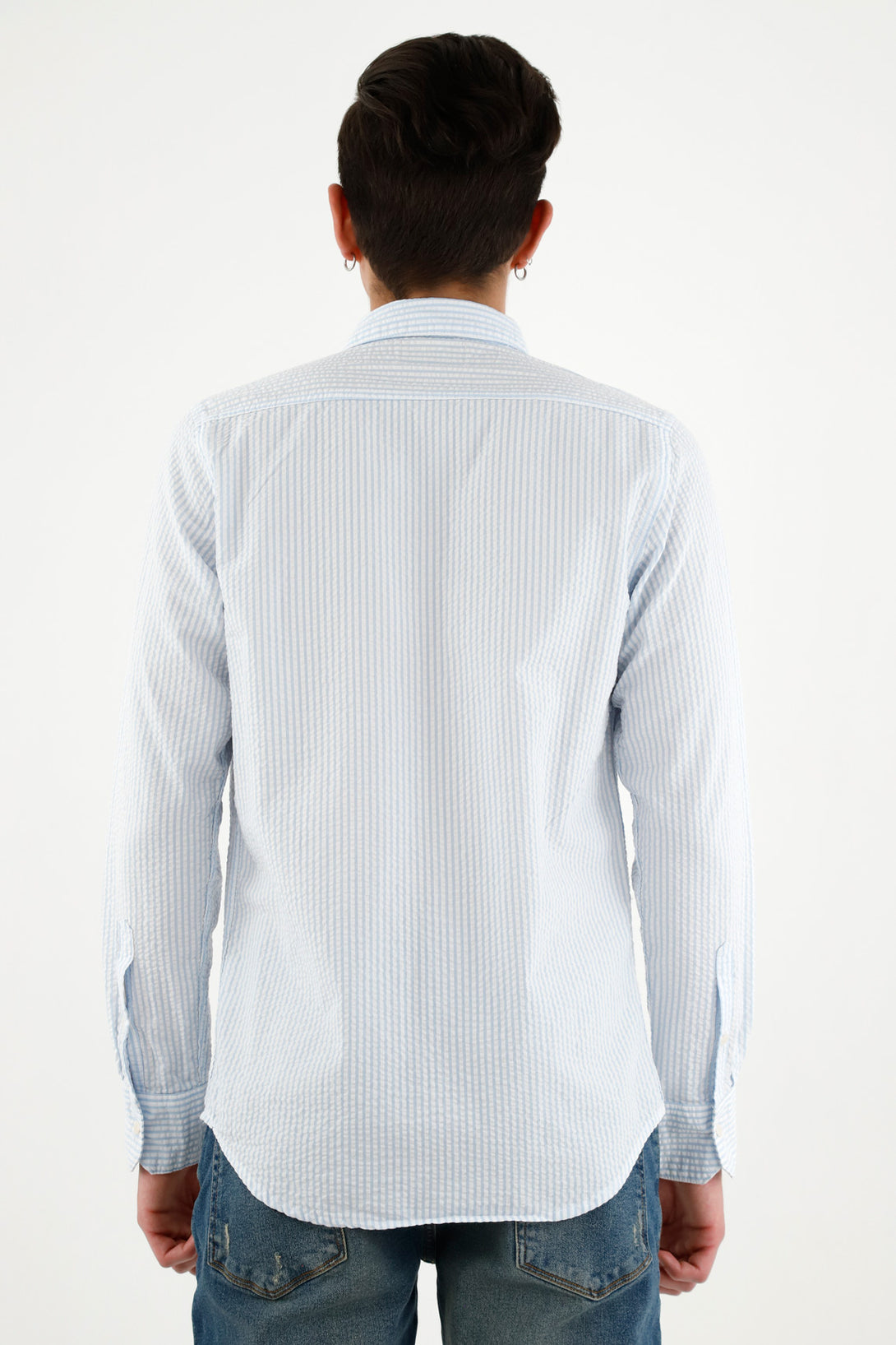 Camisa azul con diseño a rayas para hombre