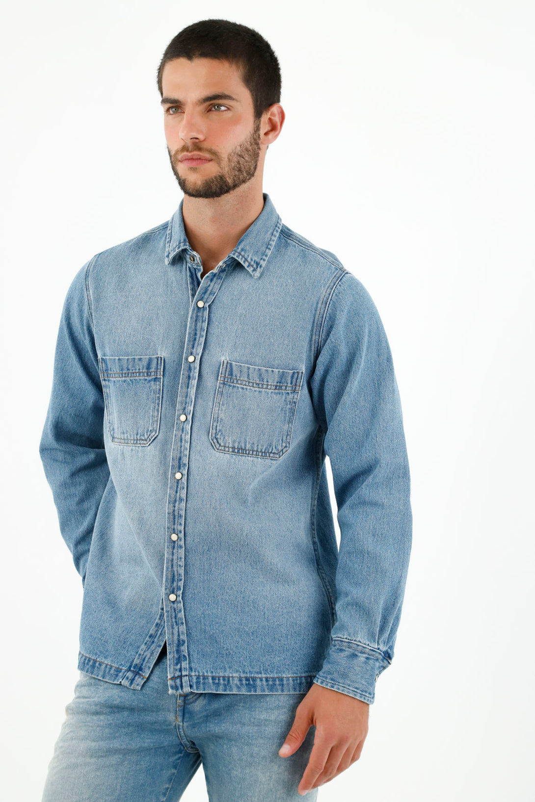 Camisa azul en denim liviano para hombre