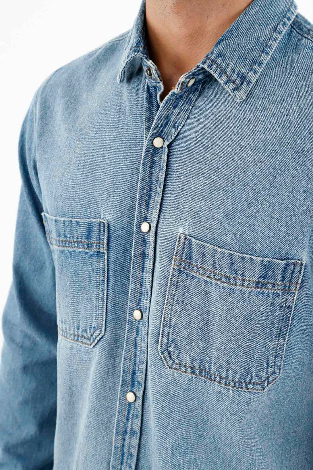 Camisa azul en denim liviano para hombre