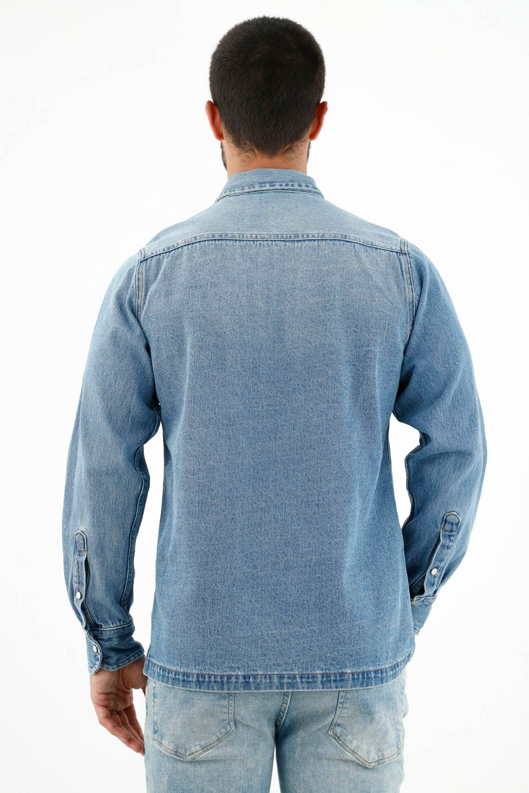 Camisa azul en denim liviano para hombre