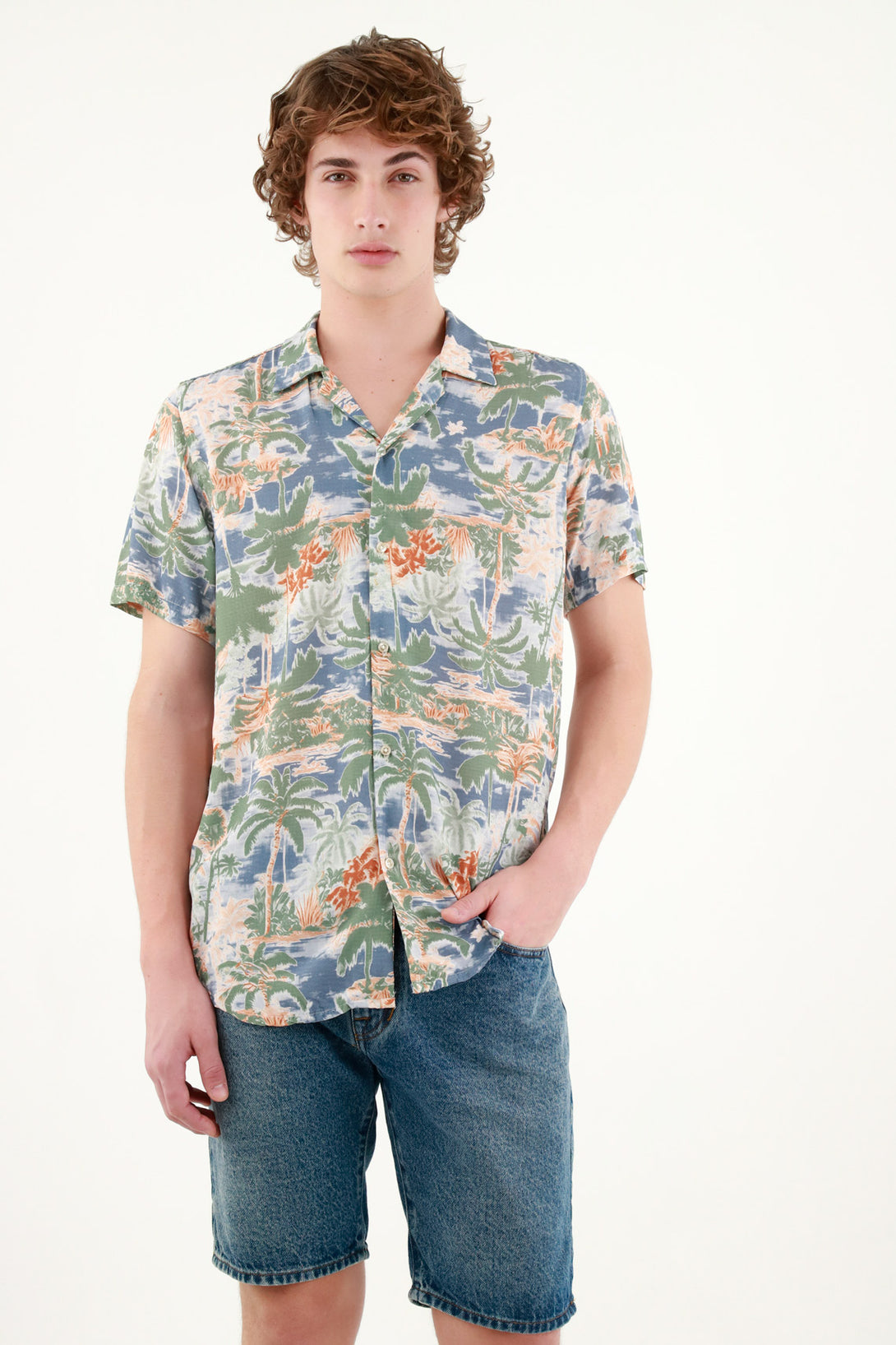 Camisa tipo resort estampada para hombre