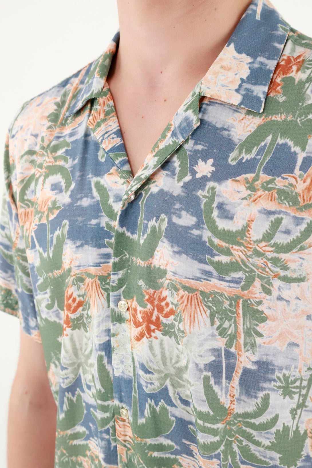 Camisa tipo resort estampada para hombre