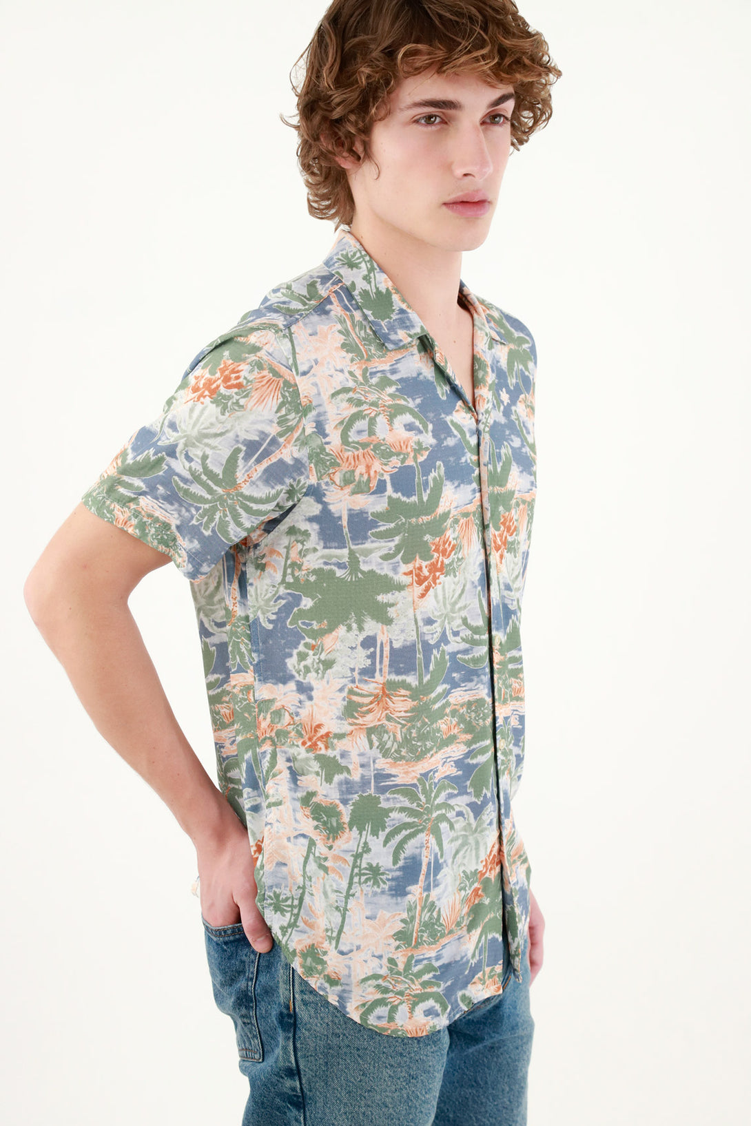 Camisa tipo resort estampada para hombre