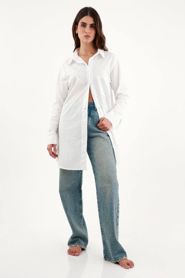 Camisa blanca con bolsillo de parche para mujer