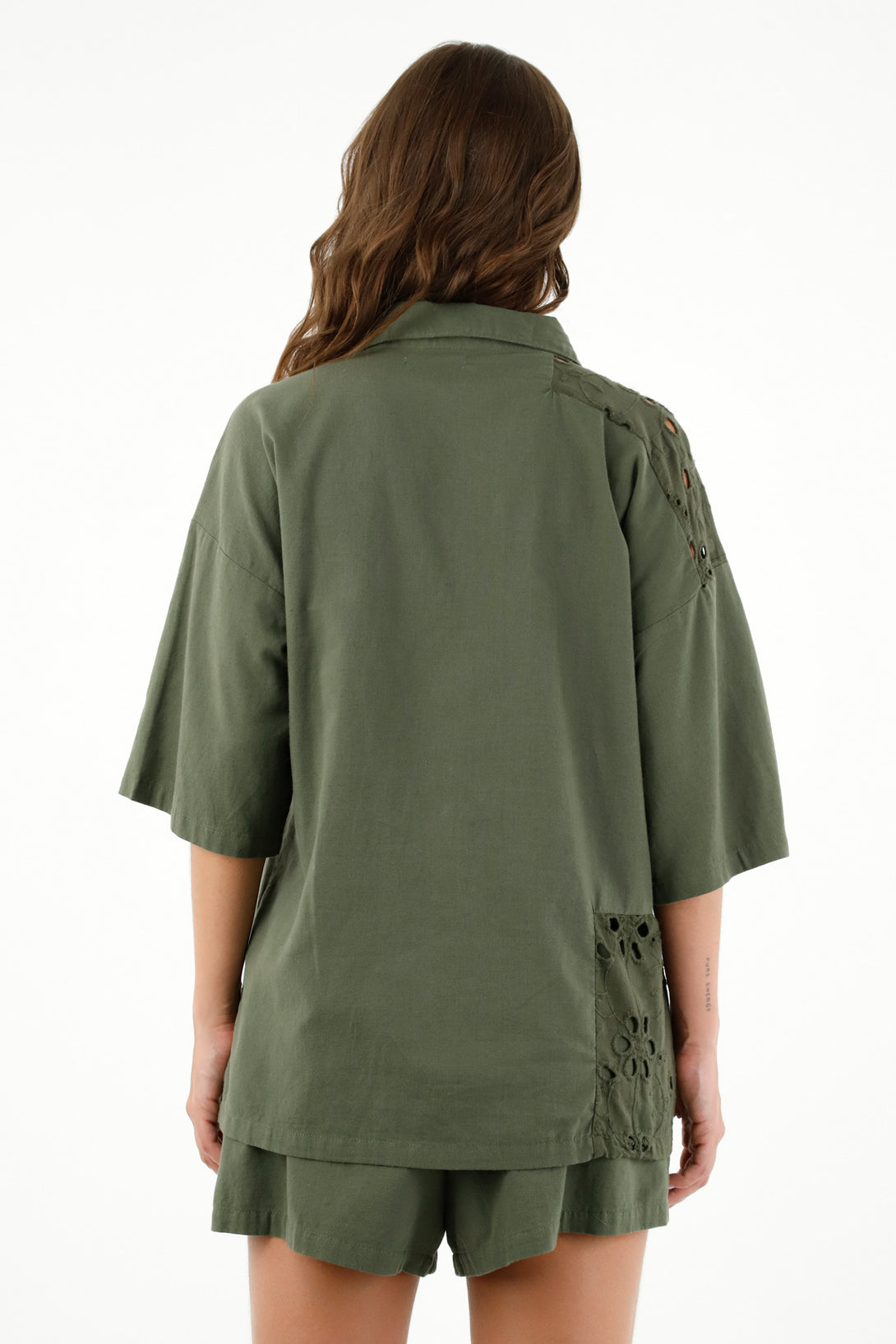 Camisa verde tipo bowling para mujer