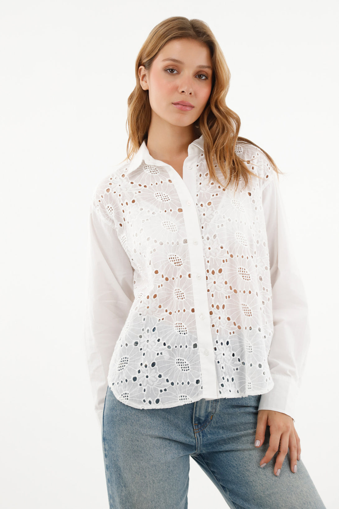 Camisa blanca en mix de telas para mujer