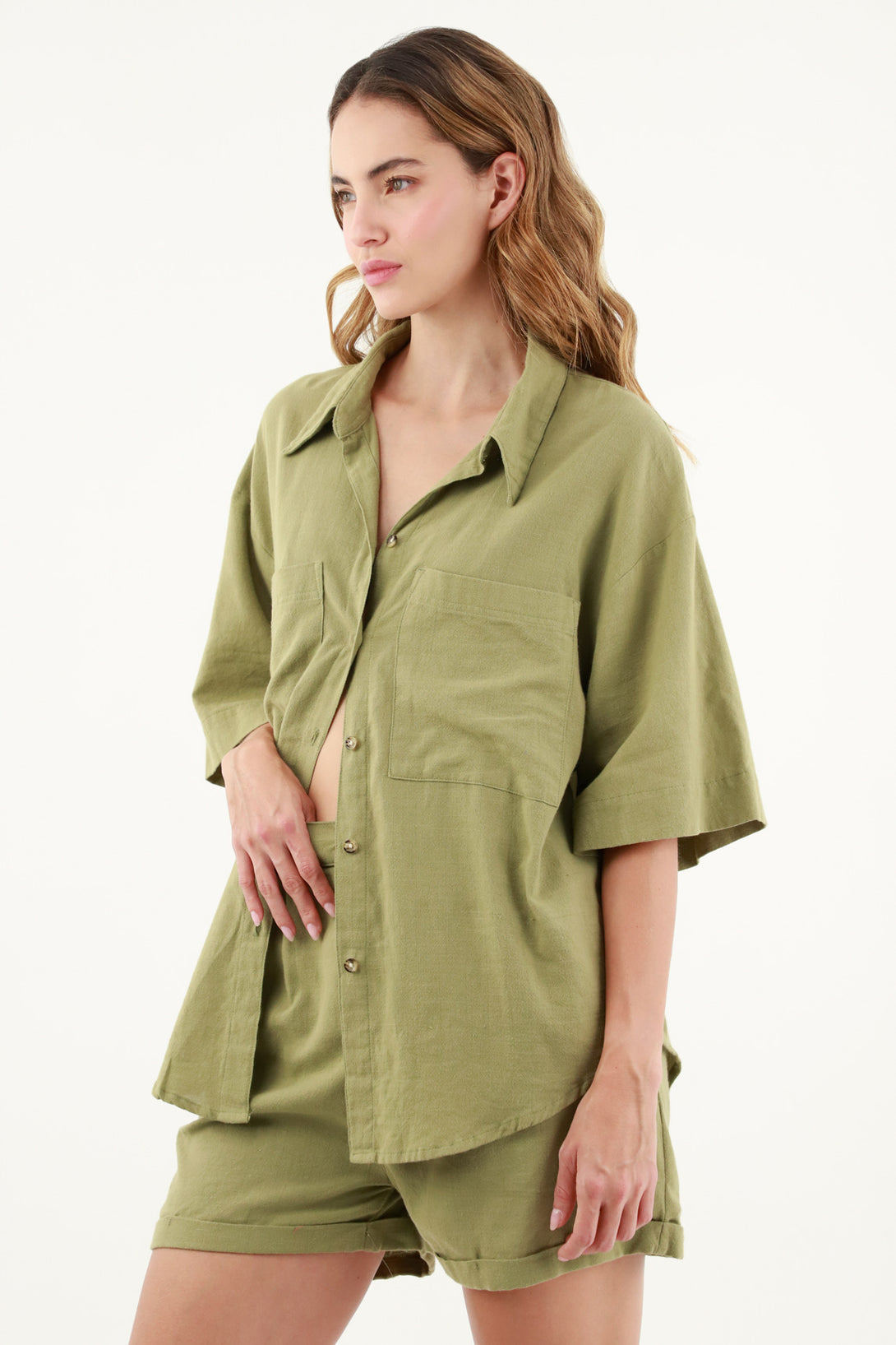 Camisa con bolsillos de parche verde para mujer