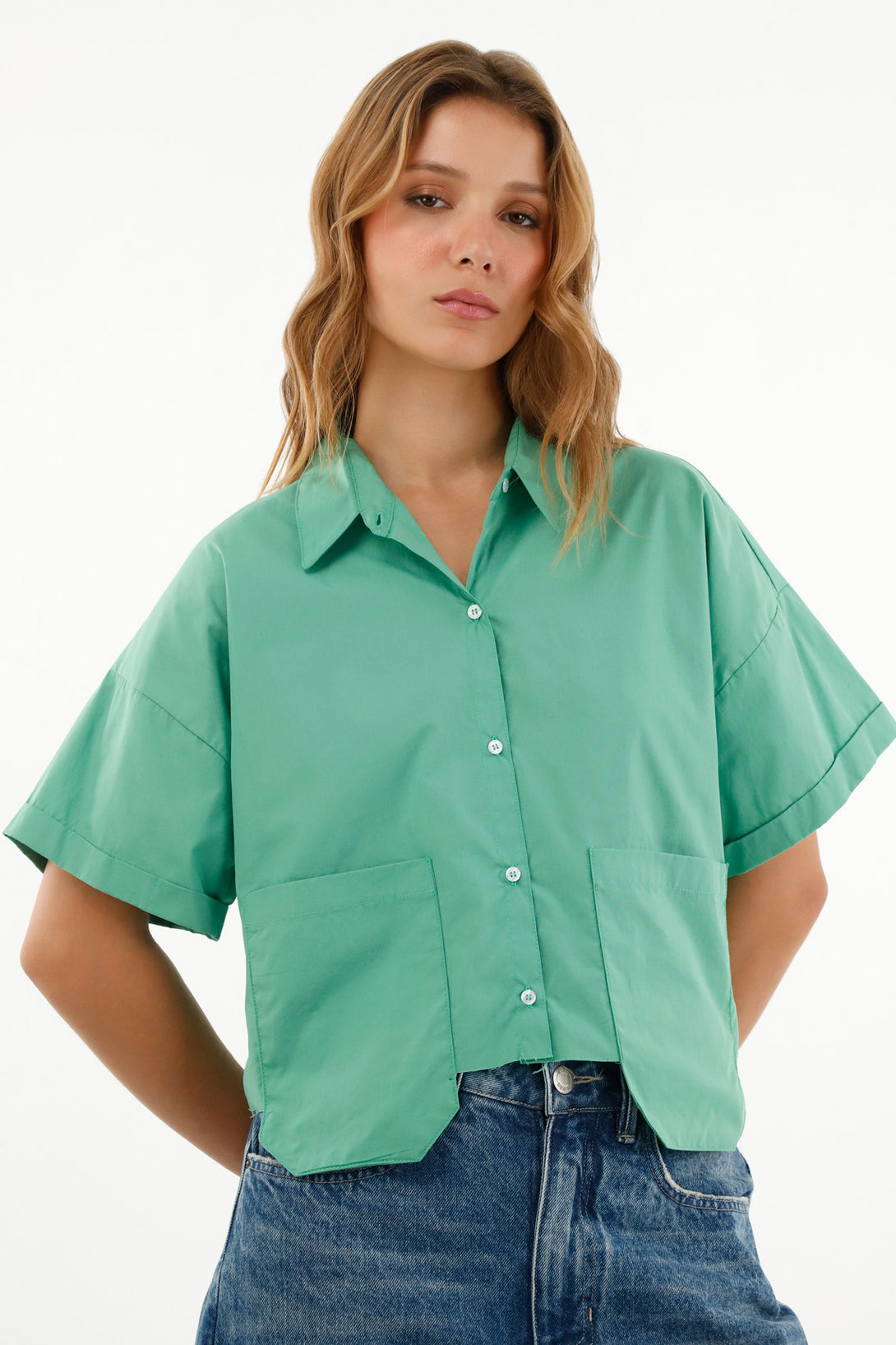 Camisa verde con ruedo al corte para mujer