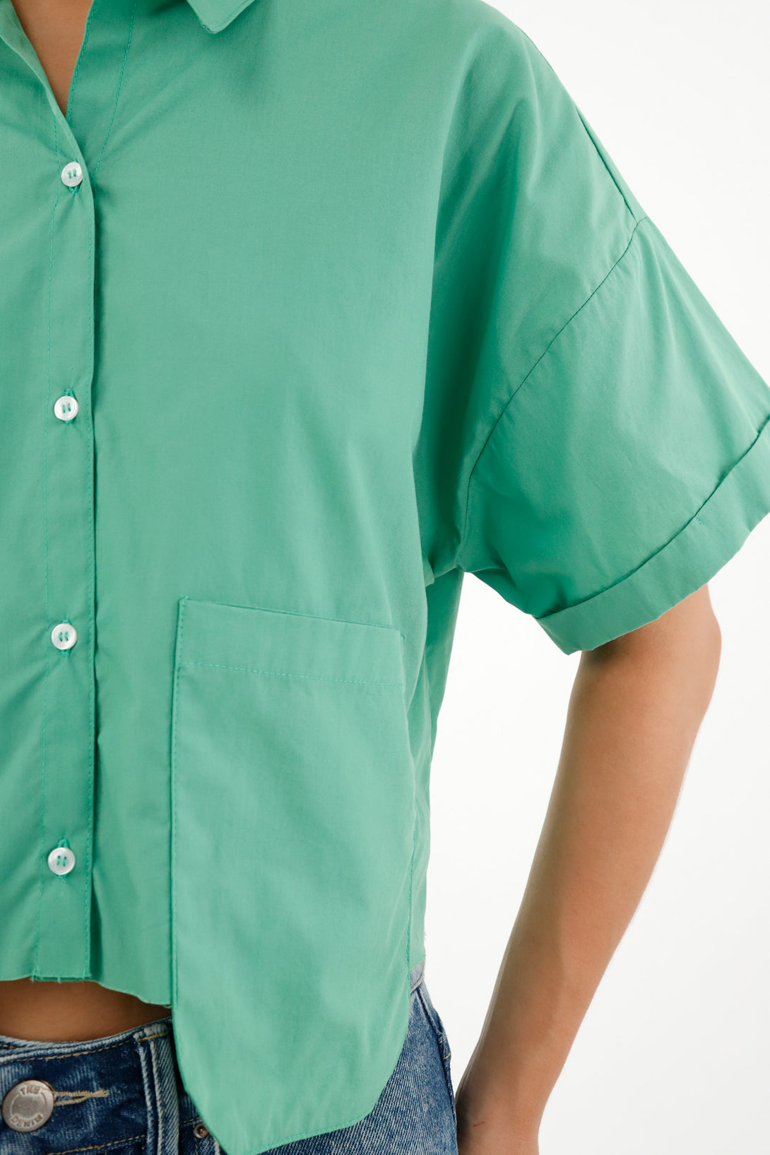 Camisa verde con ruedo al corte para mujer