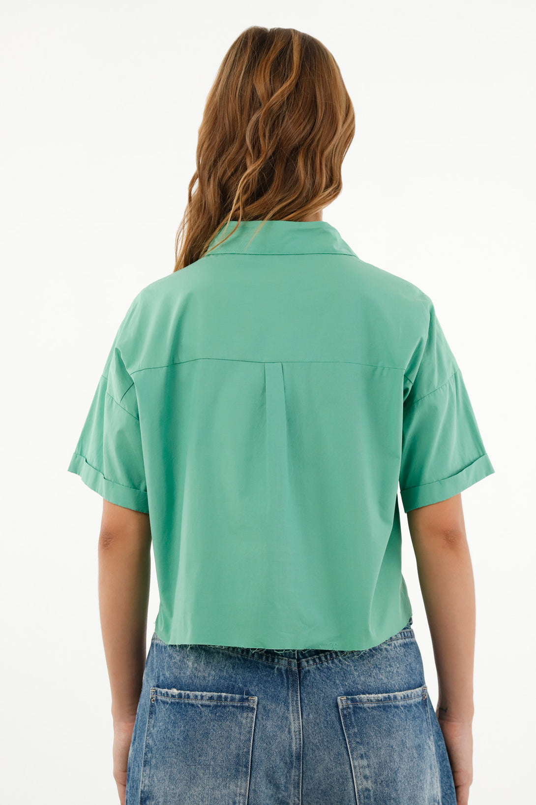 Camisa verde con ruedo al corte para mujer