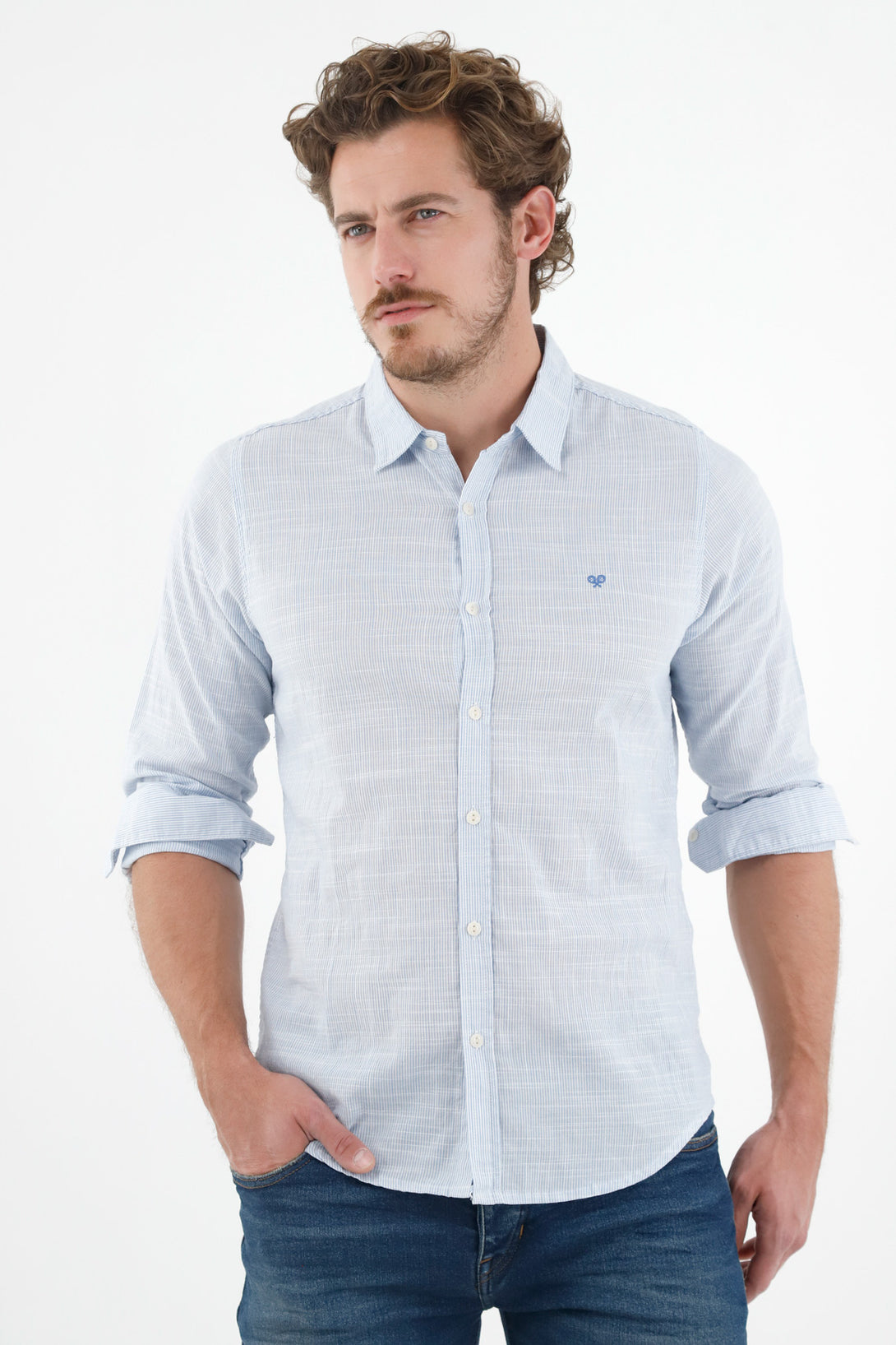 Camisa azul con mini raqueta bordada para hombre