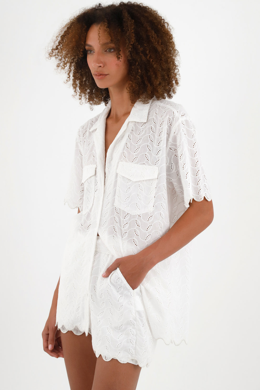 Camisa blanca en ojalillo para mujer