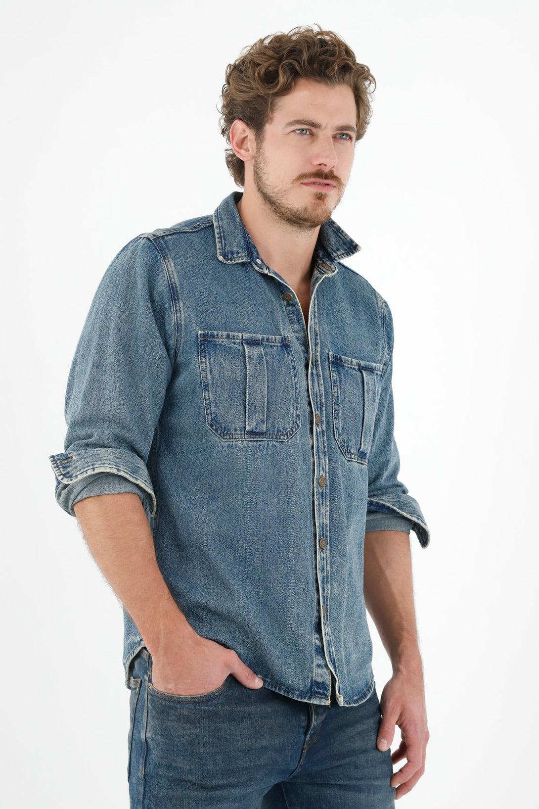 Camisa azul en denim para hombre