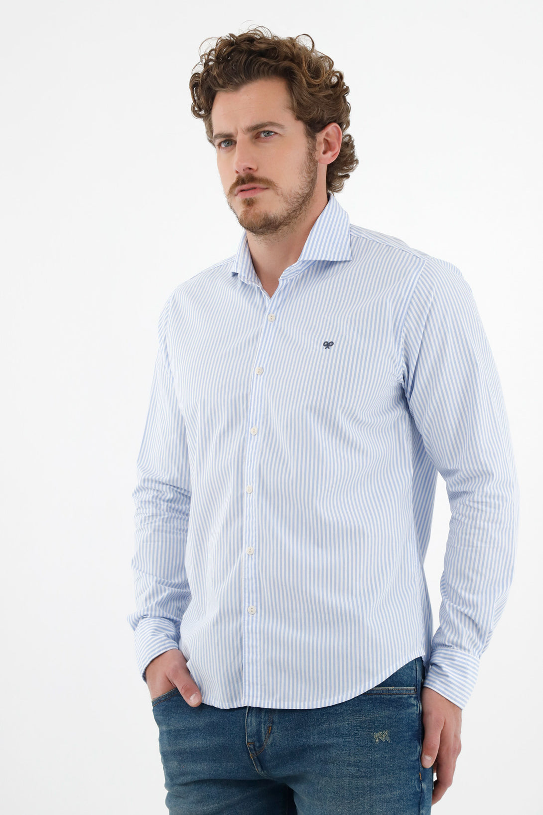 Camisa azul con diseño a rayas para hombre