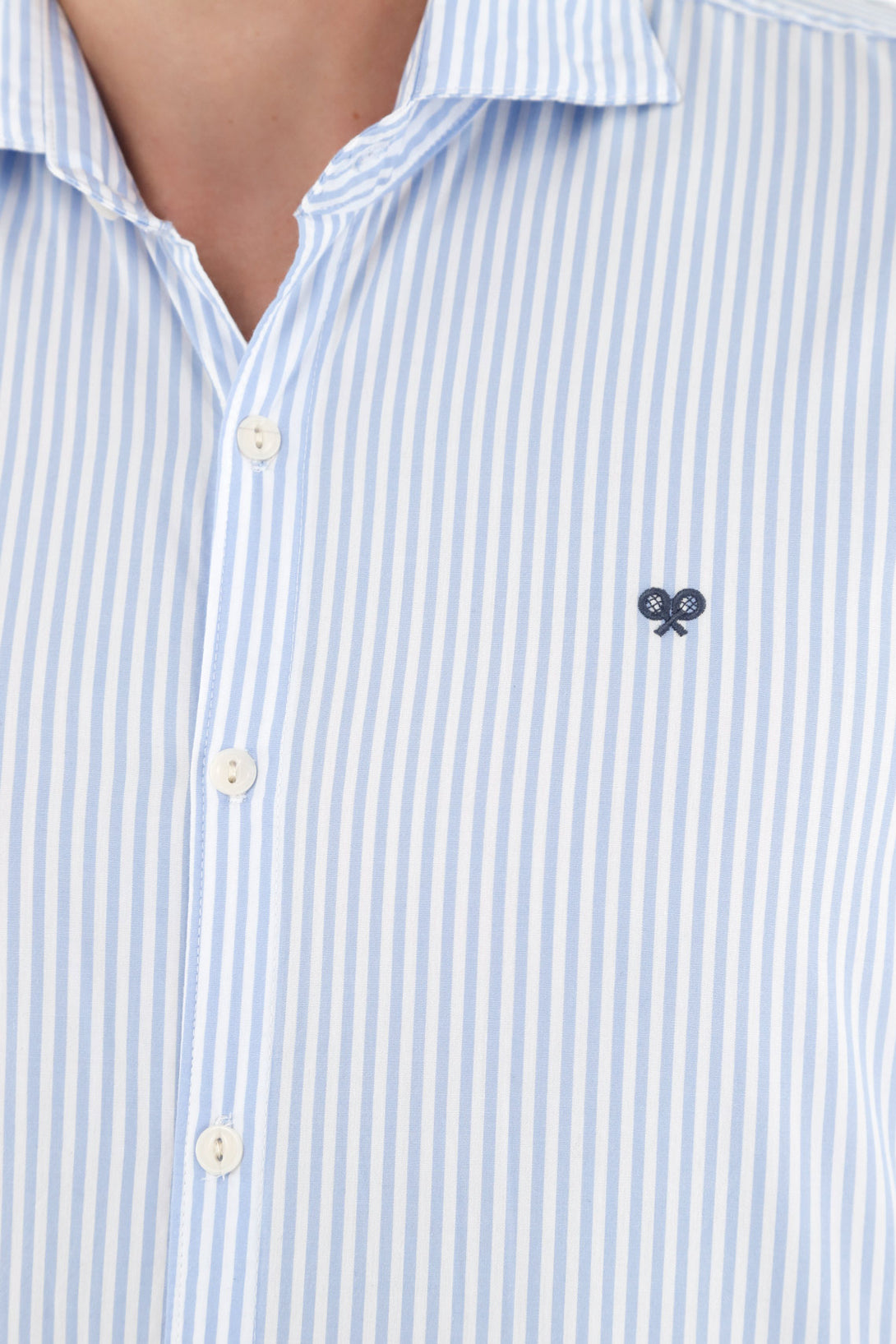 Camisa azul con diseño a rayas para hombre