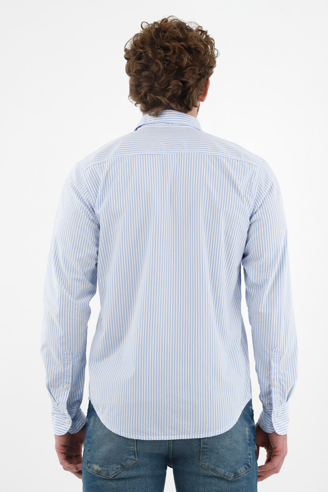 Camisa azul con diseño a rayas para hombre