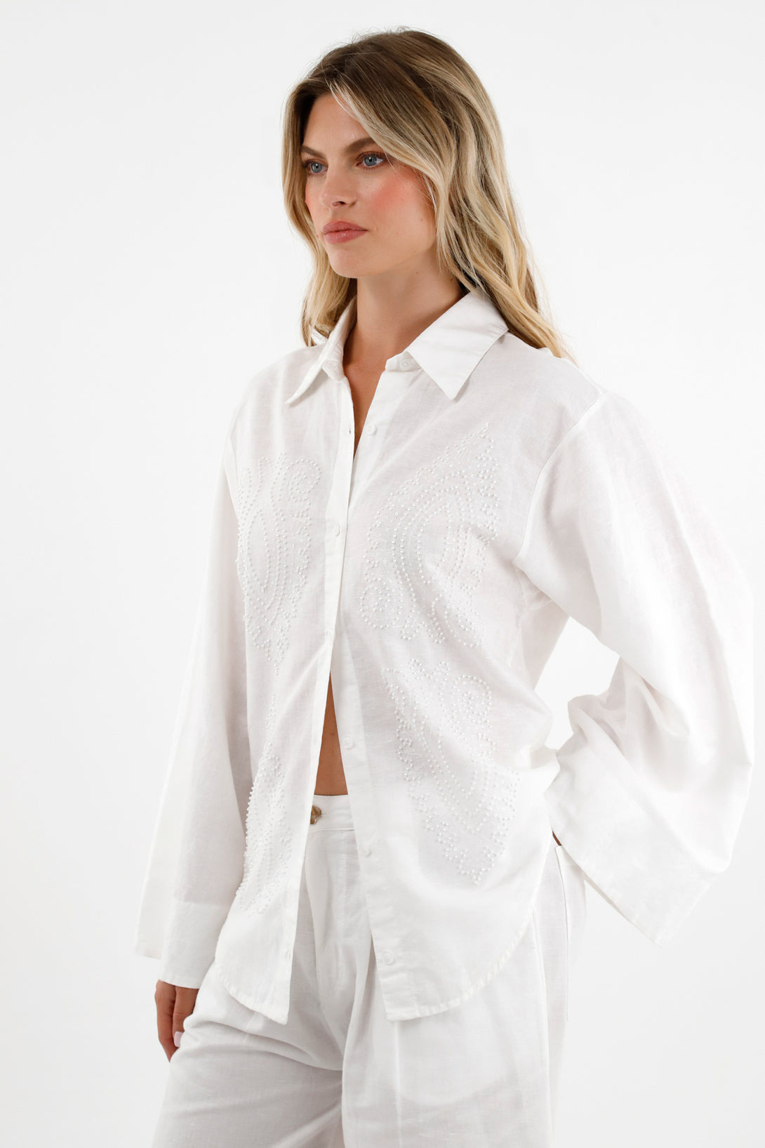 Camisa blanca con apliques bordados para mujer