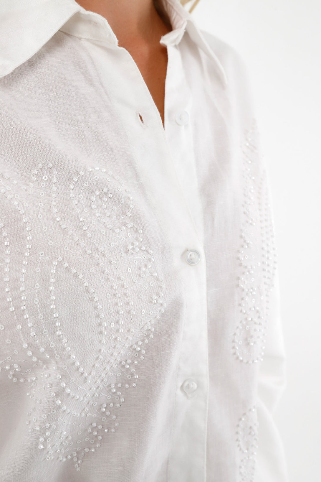 Camisa blanca con apliques bordados para mujer