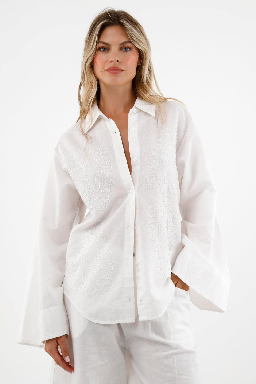 Camisa blanca con apliques bordados para mujer