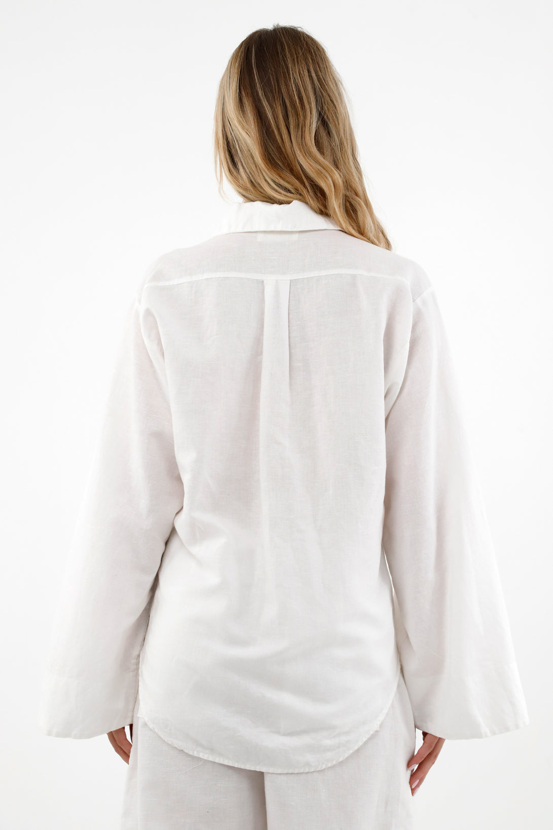 Camisa blanca con apliques bordados para mujer