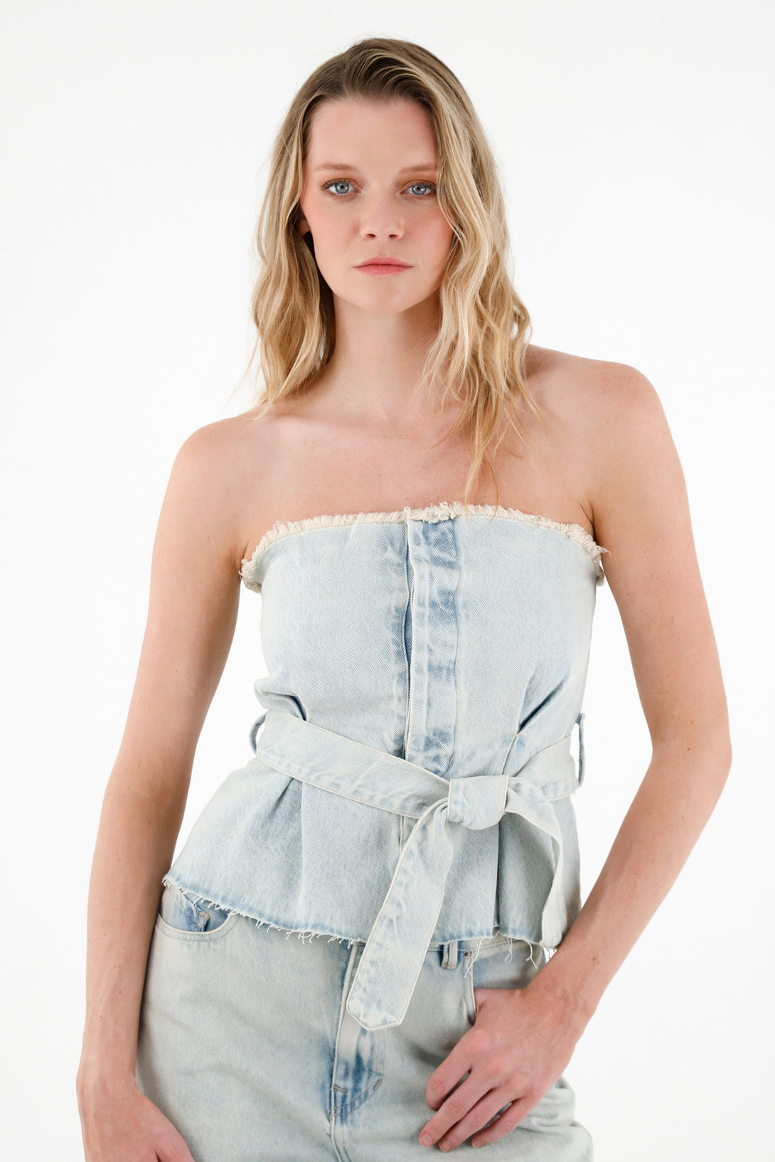 Camisa strapless en demin azul para mujer