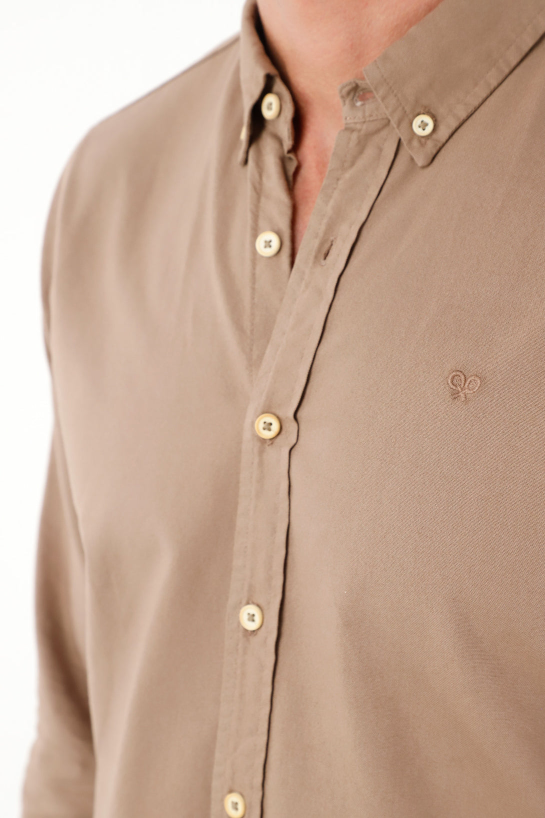 Camisa de silueta clásica con raqueta bordada café para hombre